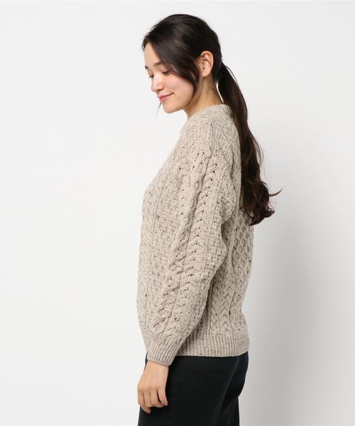 aran WOOLLEN MILLS（アランウーレンミルズ）の「「Aran Woollen Mills / アランウーレンミルズ」ケーブル編みウールニットプルオーバー（ニット/セーター・レディース・グレイッシュベージュ/チャコールグレー/ホワイト・FREE）」の4枚目の写真