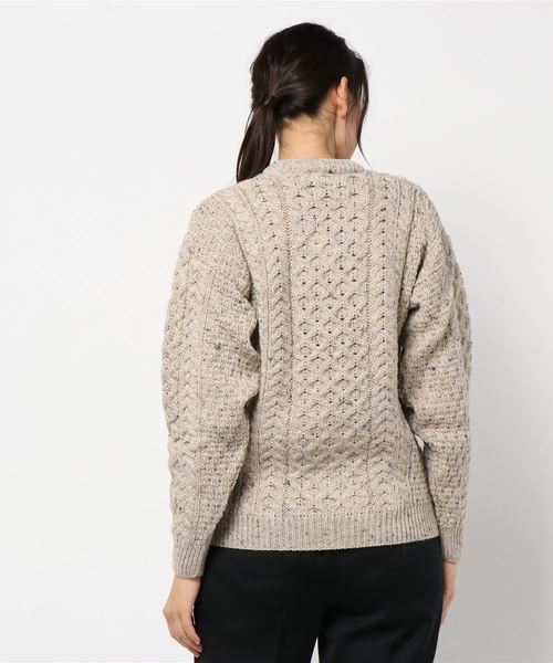 aran WOOLLEN MILLS（アランウーレンミルズ）の「「Aran Woollen Mills / アランウーレンミルズ」ケーブル編みウールニットプルオーバー（ニット/セーター・レディース・グレイッシュベージュ/チャコールグレー/ホワイト・FREE）」の5枚目の写真