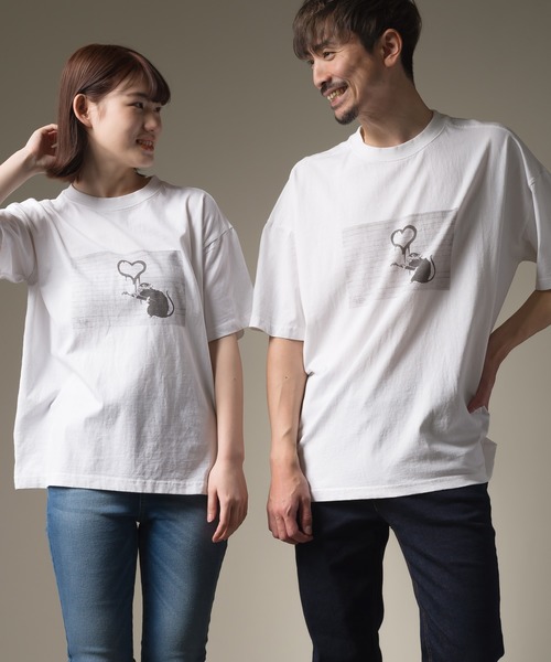 OMNES(オムネス)の「ユニセックス プリント半袖Tシャツ バンクシー BRANDALISED×OMNES フォトTEE(Tシャツ/カットソー・メンズ・ベージュ系その他2/ベージュ系その他3/ベージュ系その他4/ベージュ系その他5/グリーン系その他2/ピンク系その他2/ピンク系その他3/ホワイト系その他2/ホワイト系その他3/ホワイト系その他4/ホワイト系その他5/ブラック系その他2/ブラック系その他3/ブラック系その他4/ブラック系その他5/ベージュ系その他/グリーン系その他/ピンク系その他/ホワイト系その他/ブラック系その他・SMALL/MEDIUM/LARGE/X-LARGE)」の2枚目の写真