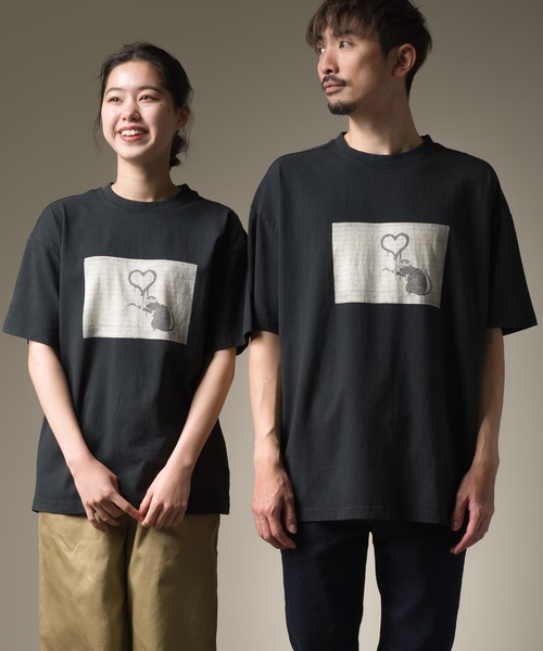 OMNES(オムネス)の「ユニセックス プリント半袖Tシャツ バンクシー BRANDALISED×OMNES フォトTEE(Tシャツ/カットソー・メンズ・ベージュ系その他2/ベージュ系その他3/ベージュ系その他4/ベージュ系その他5/グリーン系その他2/ピンク系その他2/ピンク系その他3/ホワイト系その他2/ホワイト系その他3/ホワイト系その他4/ホワイト系その他5/ブラック系その他2/ブラック系その他3/ブラック系その他4/ブラック系その他5/ベージュ系その他/グリーン系その他/ピンク系その他/ホワイト系その他/ブラック系その他・SMALL/MEDIUM/LARGE/X-LARGE)」の7枚目の写真
