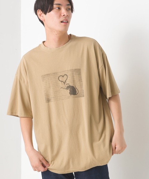OMNES(オムネス)の「ユニセックス プリント半袖Tシャツ バンクシー BRANDALISED×OMNES フォトTEE(Tシャツ/カットソー・メンズ・ベージュ系その他2/ベージュ系その他3/ベージュ系その他4/ベージュ系その他5/グリーン系その他2/ピンク系その他2/ピンク系その他3/ホワイト系その他2/ホワイト系その他3/ホワイト系その他4/ホワイト系その他5/ブラック系その他2/ブラック系その他3/ブラック系その他4/ブラック系その他5/ベージュ系その他/グリーン系その他/ピンク系その他/ホワイト系その他/ブラック系その他・SMALL/MEDIUM/LARGE/X-LARGE)」の12枚目の写真