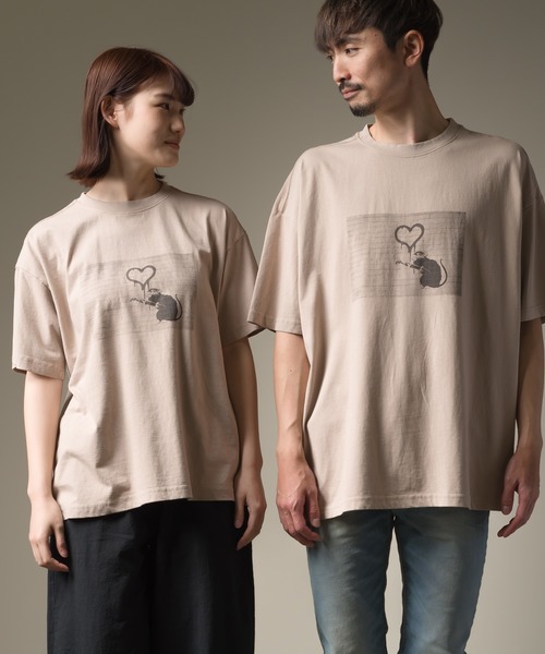 OMNES(オムネス)の「ユニセックス プリント半袖Tシャツ バンクシー BRANDALISED×OMNES フォトTEE(Tシャツ/カットソー・メンズ・ベージュ系その他2/ベージュ系その他3/ベージュ系その他4/ベージュ系その他5/グリーン系その他2/ピンク系その他2/ピンク系その他3/ホワイト系その他2/ホワイト系その他3/ホワイト系その他4/ホワイト系その他5/ブラック系その他2/ブラック系その他3/ブラック系その他4/ブラック系その他5/ベージュ系その他/グリーン系その他/ピンク系その他/ホワイト系その他/ブラック系その他・SMALL/MEDIUM/LARGE/X-LARGE)」の18枚目の写真