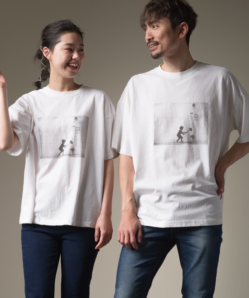 OMNES(オムネス)の「ユニセックス プリント半袖Tシャツ バンクシー BRANDALISED×OMNES フォトTEE(Tシャツ/カットソー・メンズ・ベージュ系その他2/ベージュ系その他3/ベージュ系その他4/ベージュ系その他5/グリーン系その他2/ピンク系その他2/ピンク系その他3/ホワイト系その他2/ホワイト系その他3/ホワイト系その他4/ホワイト系その他5/ブラック系その他2/ブラック系その他3/ブラック系その他4/ブラック系その他5/ベージュ系その他/グリーン系その他/ピンク系その他/ホワイト系その他/ブラック系その他・SMALL/MEDIUM/LARGE/X-LARGE)」の3枚目の写真