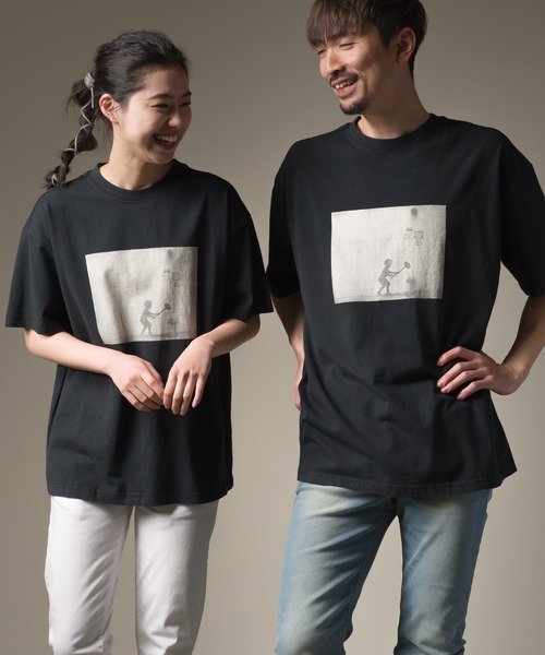 OMNES(オムネス)の「ユニセックス プリント半袖Tシャツ バンクシー BRANDALISED×OMNES フォトTEE(Tシャツ/カットソー・メンズ・ベージュ系その他2/ベージュ系その他3/ベージュ系その他4/ベージュ系その他5/グリーン系その他2/ピンク系その他2/ピンク系その他3/ホワイト系その他2/ホワイト系その他3/ホワイト系その他4/ホワイト系その他5/ブラック系その他2/ブラック系その他3/ブラック系その他4/ブラック系その他5/ベージュ系その他/グリーン系その他/ピンク系その他/ホワイト系その他/ブラック系その他・SMALL/MEDIUM/LARGE/X-LARGE)」の8枚目の写真