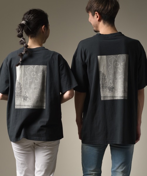 OMNES(オムネス)の「ユニセックス プリント半袖Tシャツ バンクシー BRANDALISED×OMNES フォトTEE(Tシャツ/カットソー・メンズ・ベージュ系その他2/ベージュ系その他3/ベージュ系その他4/ベージュ系その他5/グリーン系その他2/ピンク系その他2/ピンク系その他3/ホワイト系その他2/ホワイト系その他3/ホワイト系その他4/ホワイト系その他5/ブラック系その他2/ブラック系その他3/ブラック系その他4/ブラック系その他5/ベージュ系その他/グリーン系その他/ピンク系その他/ホワイト系その他/ブラック系その他・SMALL/MEDIUM/LARGE/X-LARGE)」の9枚目の写真