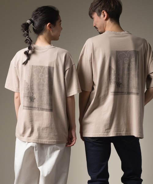 OMNES(オムネス)の「ユニセックス プリント半袖Tシャツ バンクシー BRANDALISED×OMNES フォトTEE(Tシャツ/カットソー・メンズ・ベージュ系その他2/ベージュ系その他3/ベージュ系その他4/ベージュ系その他5/グリーン系その他2/ピンク系その他2/ピンク系その他3/ホワイト系その他2/ホワイト系その他3/ホワイト系その他4/ホワイト系その他5/ブラック系その他2/ブラック系その他3/ブラック系その他4/ブラック系その他5/ベージュ系その他/グリーン系その他/ピンク系その他/ホワイト系その他/ブラック系その他・SMALL/MEDIUM/LARGE/X-LARGE)」の20枚目の写真
