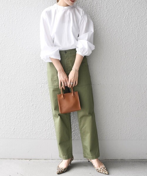 SHIPS（シップス）の「【WEB限定】ストレッチ ベーシック ベイカー パンツ（その他パンツ・レディース・オリーブ/オフホワイト/ブラウン/ベージュ/ブラック/ベージュ系/ダークグレー/ベージュ系1/ホワイト系その他/ブラック系/ライトオリーブ/チャコールグレー・34/36/38/40）」の20枚目の写真