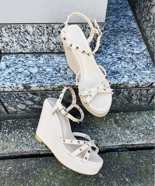 ESPERANZA（エスペランサ）の「◆ストラップスタッズ厚底ウエッジサンダル（サンダル・レディース・ブラック/ブルー/アイボリー/ピンク系/ベージュ・LL/S/M/L）」の4枚目の写真