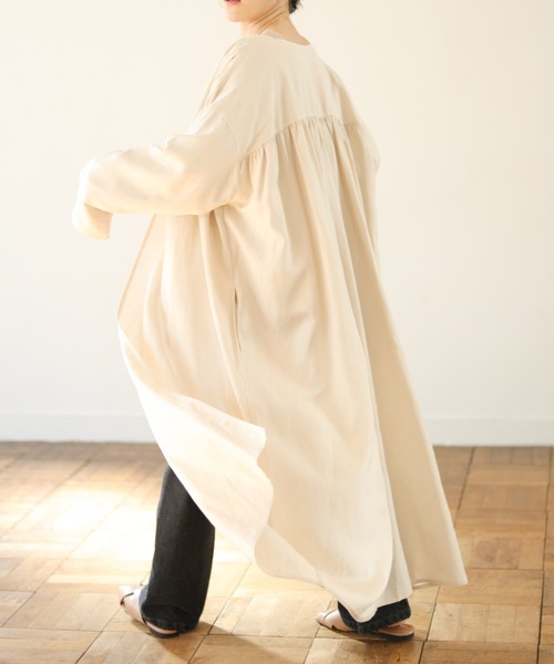 Auntie Rosa Holiday(アンティローザホリデー)の「麻ギャザーロングコート(ノーカラーコート・レディース・ベージュ/アイボリー・FREE)」の17枚目の写真