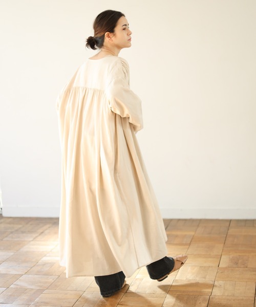 Auntie Rosa Holiday(アンティローザホリデー)の「麻ギャザーロングコート(ノーカラーコート・レディース・ベージュ/アイボリー・FREE)」の5枚目の写真