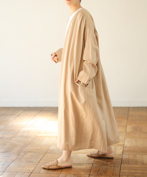 Auntie Rosa Holiday(アンティローザホリデー)の「麻ギャザーロングコート(ノーカラーコート・レディース・ベージュ/アイボリー・FREE)」の4枚目の写真