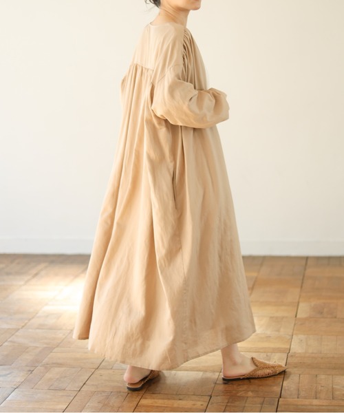 Auntie Rosa Holiday(アンティローザホリデー)の「麻ギャザーロングコート(ノーカラーコート・レディース・ベージュ/アイボリー・FREE)」の16枚目の写真