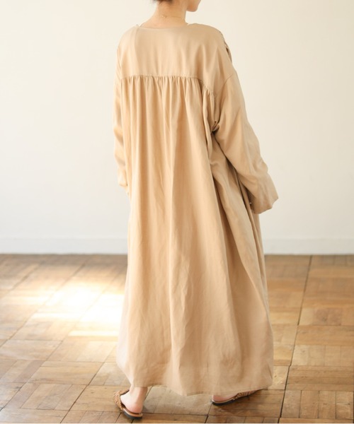 Auntie Rosa Holiday(アンティローザホリデー)の「麻ギャザーロングコート(ノーカラーコート・レディース・ベージュ/アイボリー・FREE)」の18枚目の写真