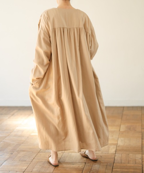 Auntie Rosa Holiday(アンティローザホリデー)の「麻ギャザーロングコート(ノーカラーコート・レディース・ベージュ/アイボリー・FREE)」の9枚目の写真