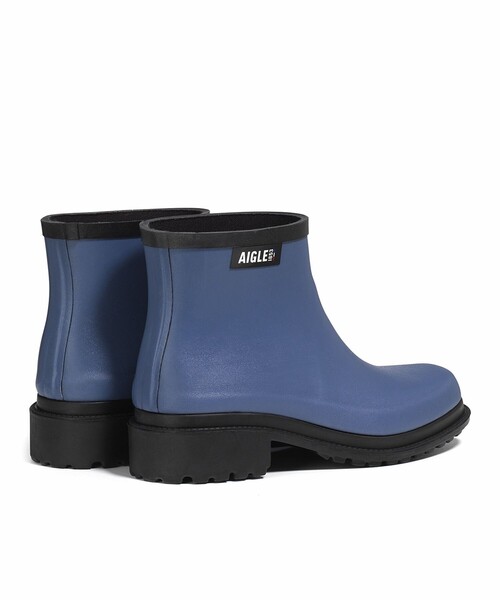 AIGLE × BLUE BLUE］による、インディゴブルーのレイングッズ。