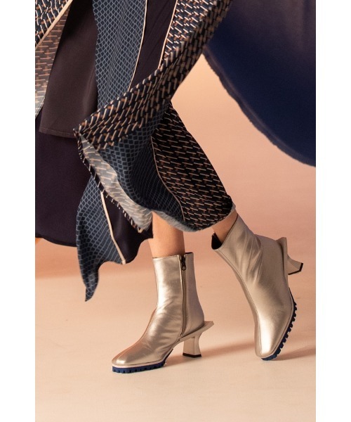 AULA AILA（アウラアイラ）の「ストレッチショートブーツ（ブーツ・レディース・ブラック/オフホワイト/シルバー・36.5/37.5/35.5）」の3枚目の写真