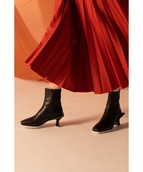 AULA AILA（アウラアイラ）の「ストレッチショートブーツ（ブーツ・レディース・ブラック/オフホワイト/シルバー・36.5/37.5/35.5）」の2枚目の写真