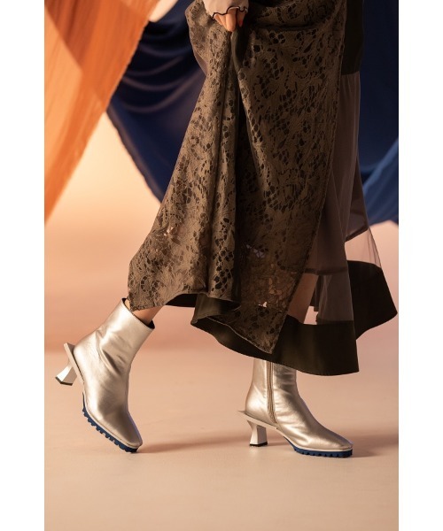 AULA AILA（アウラアイラ）の「ストレッチショートブーツ（ブーツ・レディース・ブラック/オフホワイト/シルバー・36.5/37.5/35.5）」の5枚目の写真