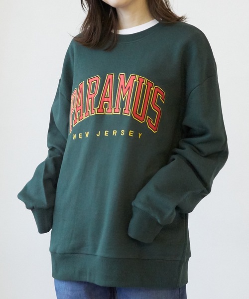 VIBGYOR（ヴィブジョー）の「【CHICHI】PARAMUS MINNESOTA LOGO / パラマス ミネソタ アーチロゴ 配色刺繍 クルーネック スウェット（スウェット・レディース・ブラック/グリーン/グレー系その他/バイオレット・FREE）」の3枚目の写真