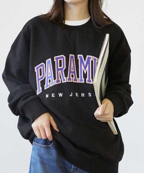 VIBGYOR（ヴィブジョー）の「【CHICHI】PARAMUS MINNESOTA LOGO / パラマス ミネソタ アーチロゴ 配色刺繍 クルーネック スウェット（スウェット・レディース・ブラック/グリーン/グレー系その他/バイオレット・FREE）」の2枚目の写真