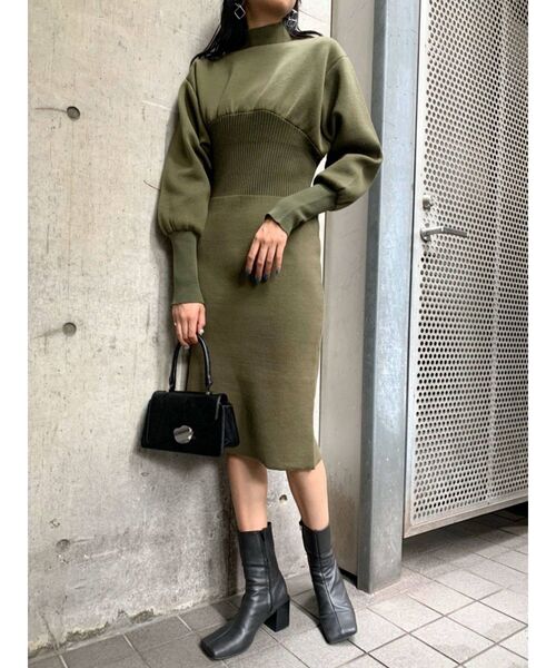 EMODA（エモダ）の「ラウンドニットミディワンピース（ワンピース・レディース・ベージュ/ブラック/カーキ・FREE）」の4枚目の写真