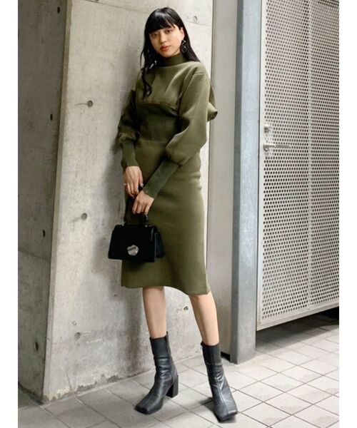 EMODA（エモダ）の「ラウンドニットミディワンピース（ワンピース・レディース・ベージュ/ブラック/カーキ・FREE）」の7枚目の写真