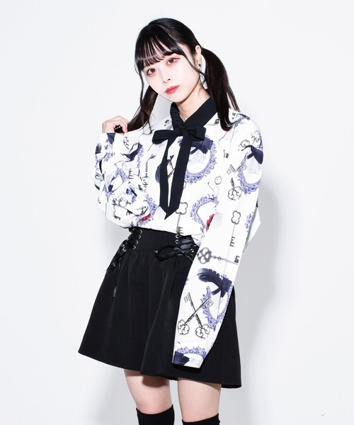 当季大流行大特価 Travas Tokyo トラバス トーキョー Gothic World View Shirts 総柄プリント リボン付きシャツ シャツ ブラウス Travas Tokyo トラバス トウキョウ のファッション 公式 販売 Arenatheatre Net