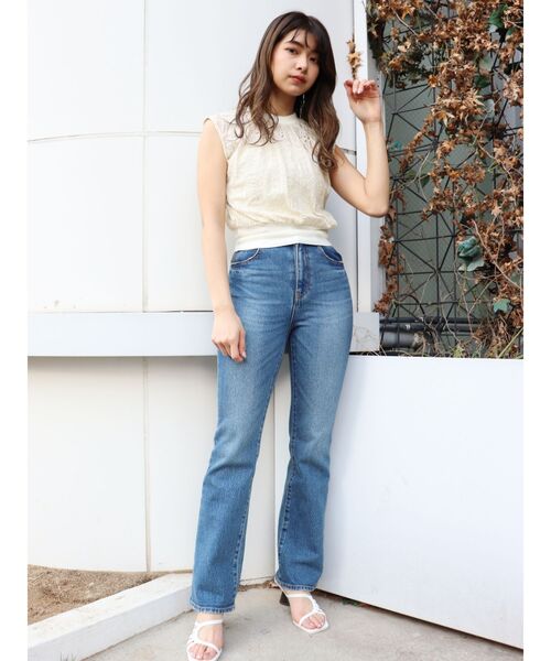 MURUA（ムルーア）の「ヴィンテージフレアデニム（デニムパンツ・レディース・ブルー・2/0/1）」の4枚目の写真