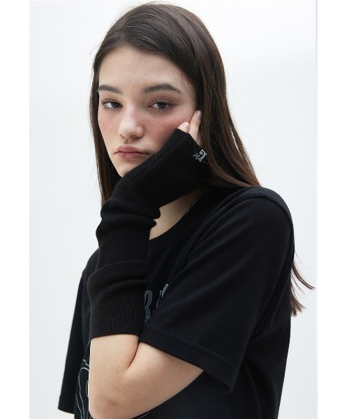 LUVISTRUE(ラヴイズトゥルー)の「A'GEM/9 × .kom 『LUV IS TRUE/ラブ イズ トゥルー』HAND WARMMER/ハンドウォーマー(アームカバー・レディース・アイボリー/ブラック・FREE)」の6枚目の写真