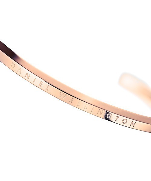 Daniel Wellington（ダニエルウェリントン）の「Daniel Wellington/ダニエル・ウェリントン Classic Cuff Small ブレスレット バングル（バングル/リストバンド・レディース・シルバー・ONE SIZE）」の6枚目の写真