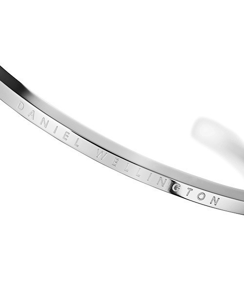 Daniel Wellington（ダニエルウェリントン）の「Daniel Wellington/ダニエル・ウェリントン Classic Cuff Small ブレスレット バングル（バングル/リストバンド・レディース・シルバー・ONE SIZE）」の4枚目の写真