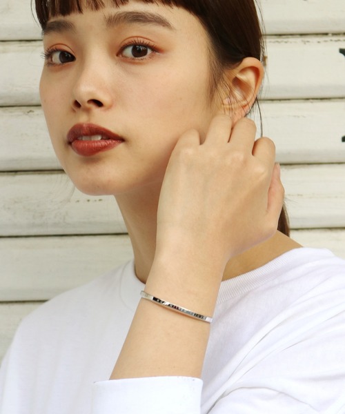 Daniel Wellington（ダニエルウェリントン）の「Daniel Wellington/ダニエル・ウェリントン Classic Cuff Small ブレスレット バングル（バングル/リストバンド・レディース・シルバー・ONE SIZE）」の3枚目の写真