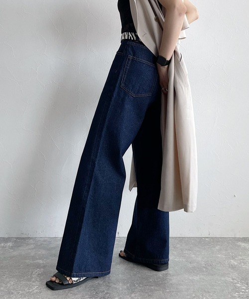 PAGEBOY(ページボーイ)の「サステナデニムワイドフレアパンツ(デニムパンツ・レディース・サックスブルー/インディゴブルー・25inch/26inch)」の2枚目の写真