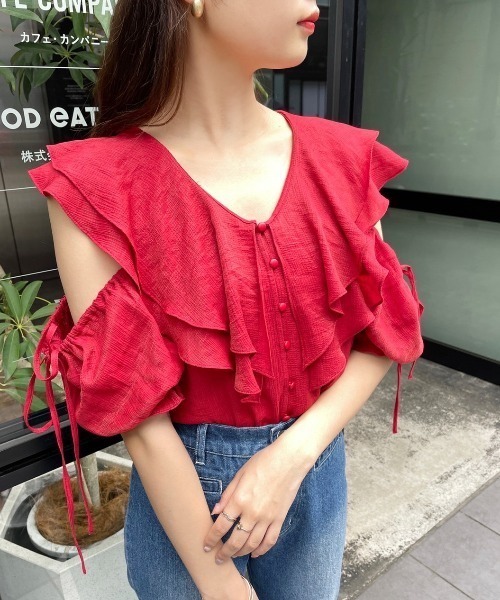 one after another NICE CLAUP(ワンアフターアナザーナイスクラップ)の「マルチWAYフリル羽織りブラウス(シャツ/ブラウス・レディース・ブラック/レッド/アイボリー/サックスブルー系・FREE)」の4枚目の写真