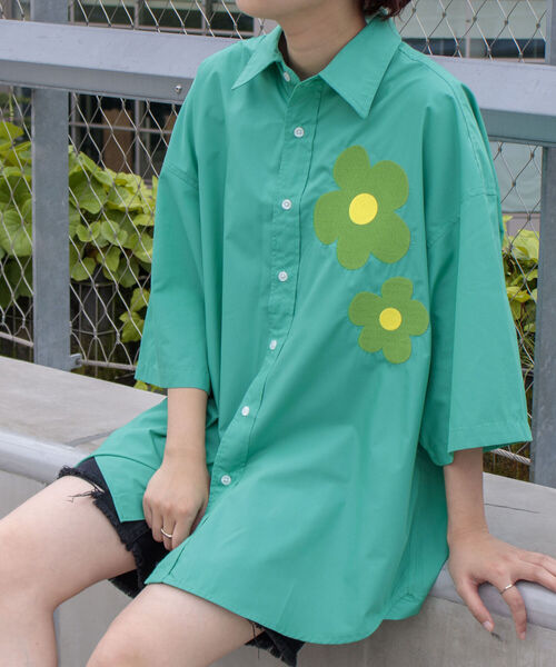 FREDY MAC（フレディーマック）の「【FREDYMAC/フレディマック】ワンポイント レトロフラワー刺繍 レギュラーカラーシャツ 花柄（シャツ/ブラウス・メンズ・グリーン/ブルー/オレンジ・M/L）」の2枚目の写真