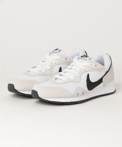 NIKE(ナイキ)の「NIKE/ナイキ WSベンチャーランナー(スニーカー・レディース・ホワイト×ブラック/ホワイト・23cm/23.5cm/24cm/24.5cm/22.5cm/25cm/27.5cm/25.5cm/27cm/26cm/28cm/26.5cm)」の2枚目の写真