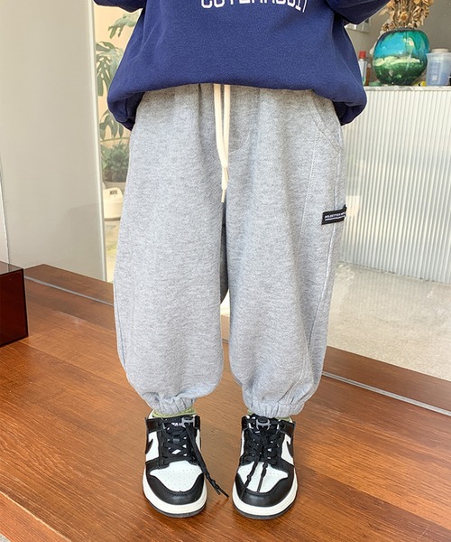 aimoha（アイモハ）の「【aimoha-KIDS-】子供服　ベーシックビスネームスウェットパンツ（スウェットパンツ・キッズ・グレー/ベージュ/ブラック/グリーン・90/100/110/140/150/120/130）」の3枚目の写真