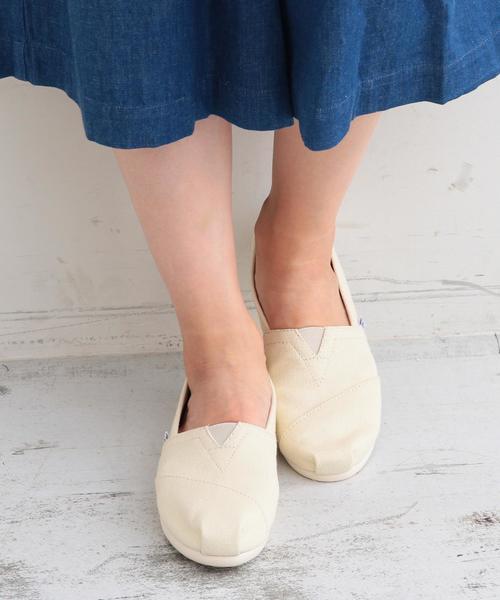 TOMS（トムス）の「BYBC TOMS ORIGINAL CLASSIC スリッポン ◆（サンダル・レディース・ブラック/レッド/オフホワイト/ネイビー・7h/6h/7/6/5h/8）」の2枚目の写真