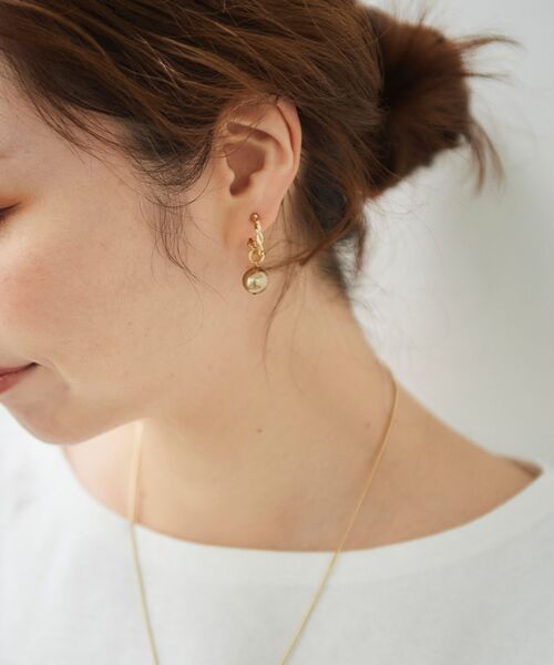 le.coeur blanc（ルクールブラン）の「カラーパールイヤリング（イヤリング・レディース・ゴールド・FREE）」の2枚目の写真