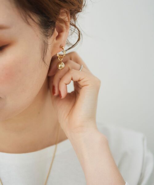 le.coeur blanc（ルクールブラン）の「カラーパールイヤリング（イヤリング・レディース・ゴールド・FREE）」の4枚目の写真