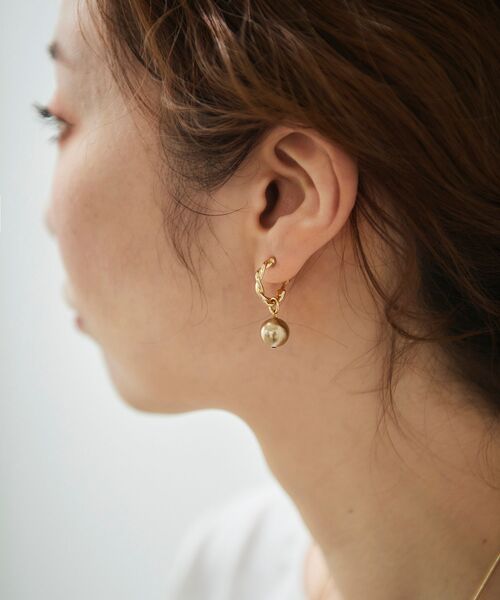 le.coeur blanc（ルクールブラン）の「カラーパールイヤリング（イヤリング・レディース・ゴールド・FREE）」の5枚目の写真