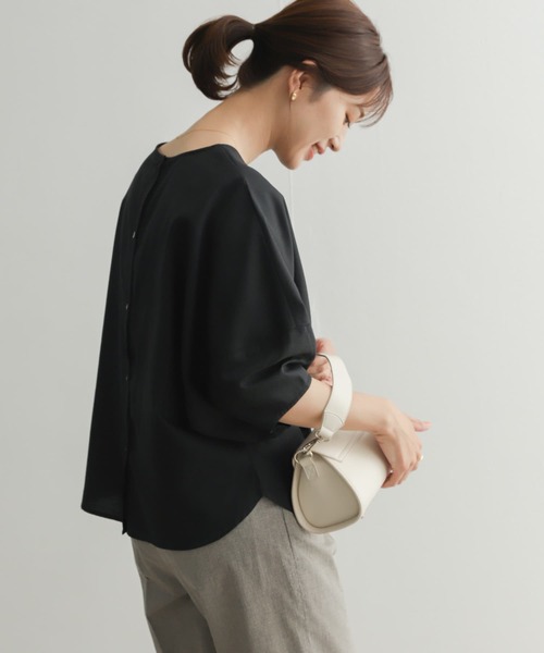 URBAN RESEARCH DOORS(アーバンリサーチドアーズ)の「『UR TECH Smart Linen Touch』バルーンスリーブブラウス(シャツ/ブラウス・レディース・グリーン系その他/ライトベージュ/ブラック・MEDIUM)」の22枚目の写真