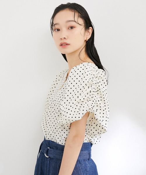 新品✨❤️Vis♥️ボリュームスリーブパールボタンブラウス F ブラック 洗濯可 VIS（ビス）の「【洗える】ボリュームスリーブパールボタン