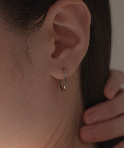 novice（ノーヴィス）の「【novice】Hinged Thin Hoop Pierce［Stainless］（ピアス（両耳用）・レディース・シルバー/ゴールド・FREE）」の2枚目の写真