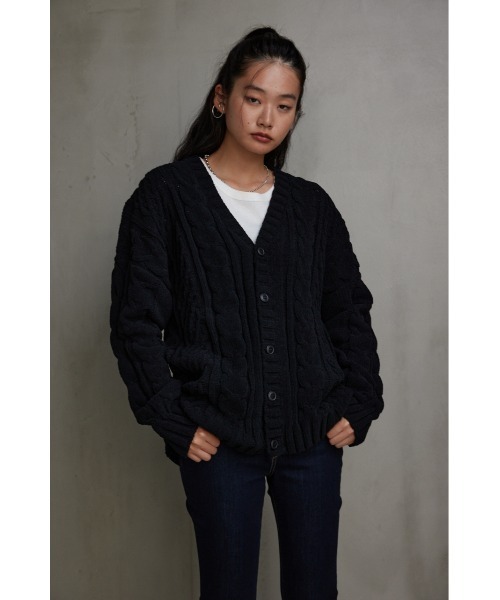 AZUL by moussy(アズールバイマウジー)の「シェニールケーブルニットカーディガン(カーディガン/ボレロ・メンズ・アイボリー/バーガンディー/ベージュ/グレー/ブラック/ブルー・FREE)」の2枚目の写真