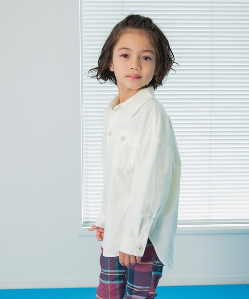 BREEZE(ブリーズ)の「【一部リンクコーデ可能/10色展開】スタンダードシャツ(シャツ/ブラウス・キッズ・オフホワイト/ベージュ/インディゴブルー/ピンク/サックスブルー/キナリ/ブラック/ターコイズブルー/チェック/レインボー・90/140/110/150/100/80/120/130)」の2枚目の写真