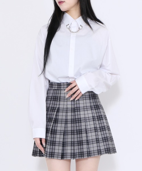 Figments(フィグメンツ)の「ブローチチェーンLSシャツ(シャツ/ブラウス・レディース・ブラック/ホワイト・MEDIUM/SMALL)」の2枚目の写真