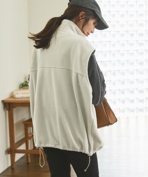 shetila(シェティラ)の「ワンポイント刺繍ロゴ/配色フリースバルーンテックベスト(ベスト・レディース・ブラウン系その他2/ブラック系その他/ベージュ系その他/ホワイト系その他/ブラック系その他2/グレー系その他・L/M/S/XL)」の16枚目の写真