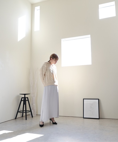 ULEULA（ウルア）の「サイドスリットサテンロングスカート/Iラインシルエット（スカート・レディース・チャコールグレー/アイボリー/ブラック・FREE）」の12枚目の写真