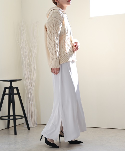 ULEULA（ウルア）の「サイドスリットサテンロングスカート/Iラインシルエット（スカート・レディース・チャコールグレー/アイボリー/ブラック・FREE）」の10枚目の写真